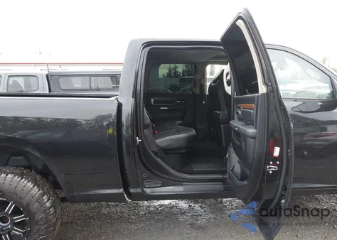 2015 Ram 1500 Laramie z USA, uszkodzony, nr VIN 1C6RR7VMXFS687932